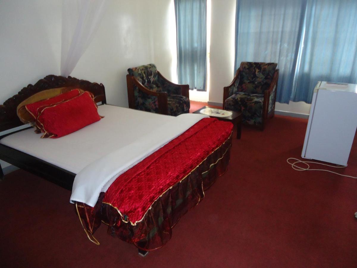 Brisk Hotel Triangle Njeru Экстерьер фото