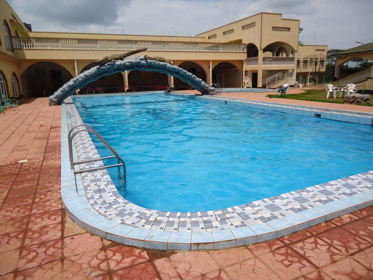 Brisk Hotel Triangle Njeru Экстерьер фото