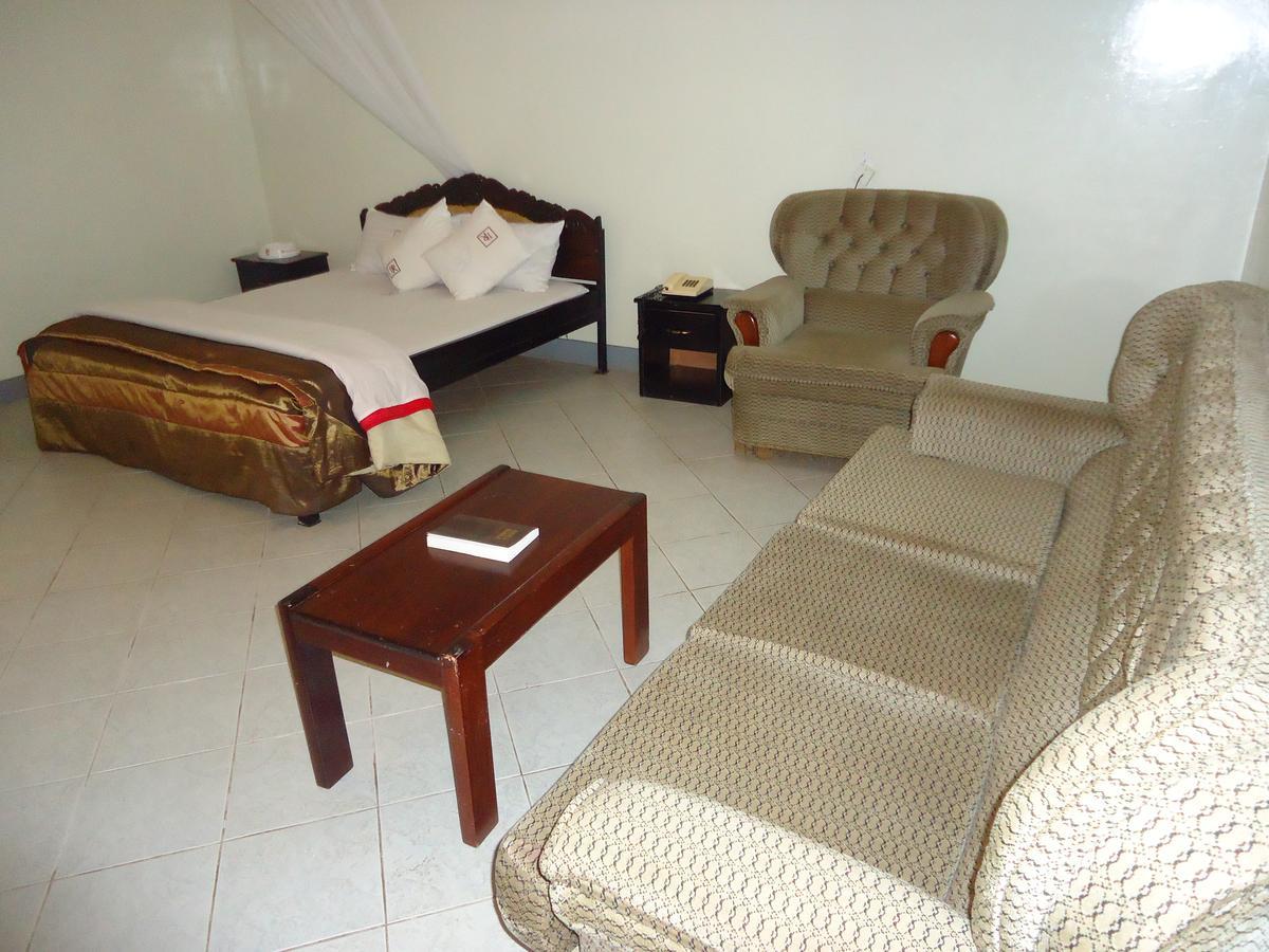Brisk Hotel Triangle Njeru Экстерьер фото