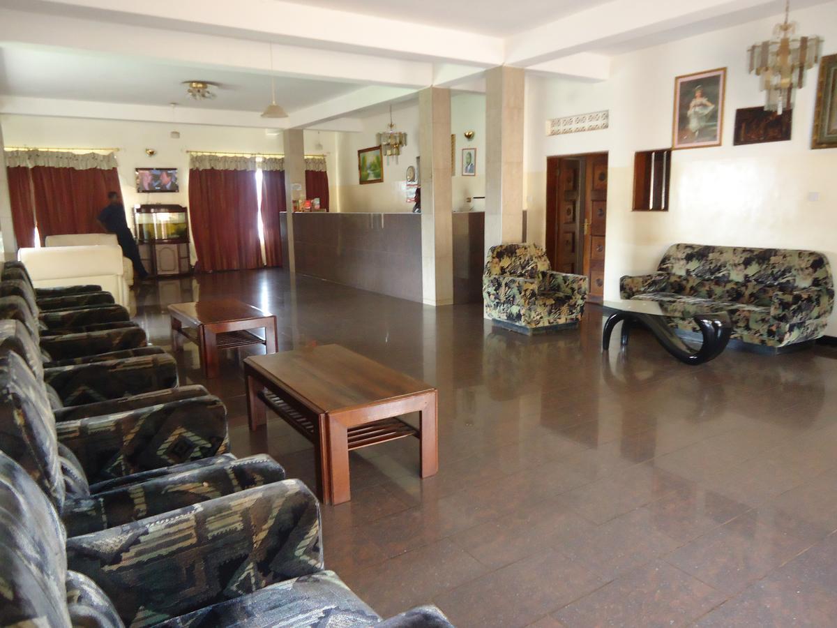Brisk Hotel Triangle Njeru Экстерьер фото