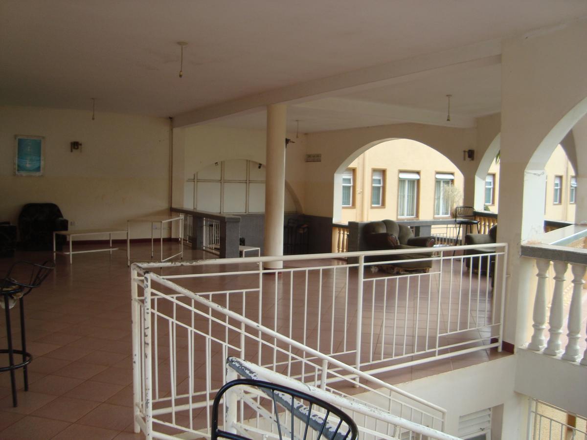 Brisk Hotel Triangle Njeru Экстерьер фото