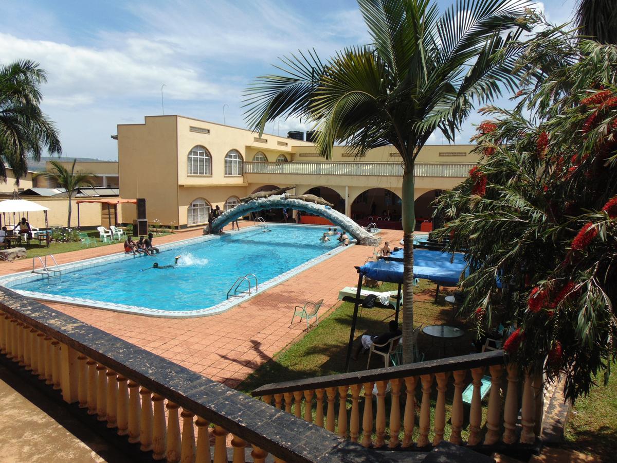 Brisk Hotel Triangle Njeru Экстерьер фото
