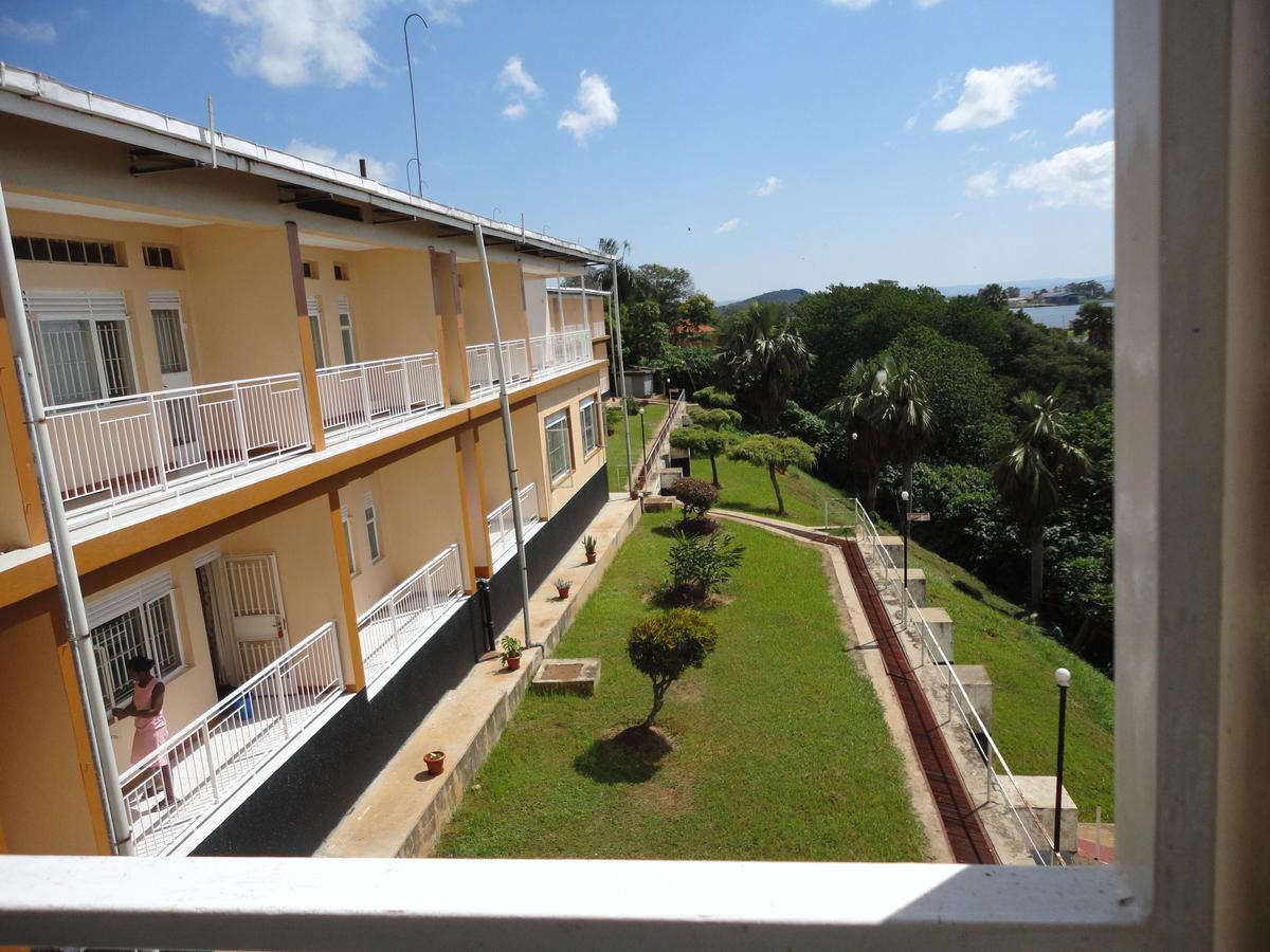Brisk Hotel Triangle Njeru Экстерьер фото