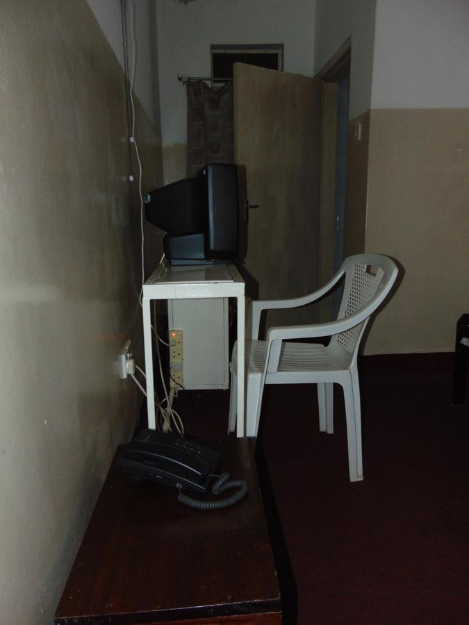 Brisk Hotel Triangle Njeru Экстерьер фото