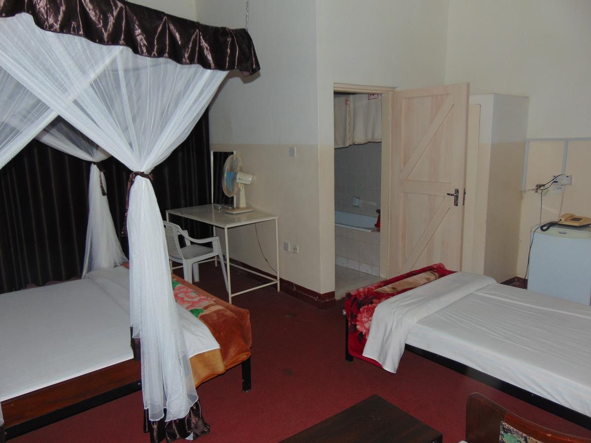 Brisk Hotel Triangle Njeru Экстерьер фото