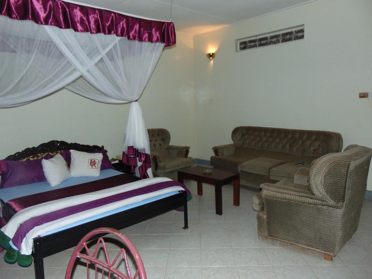 Brisk Hotel Triangle Njeru Экстерьер фото