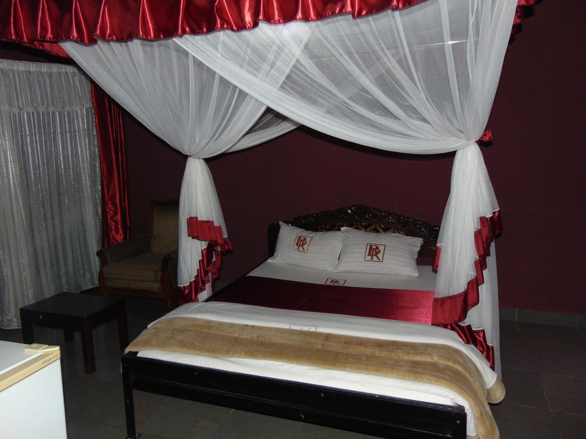 Brisk Hotel Triangle Njeru Экстерьер фото
