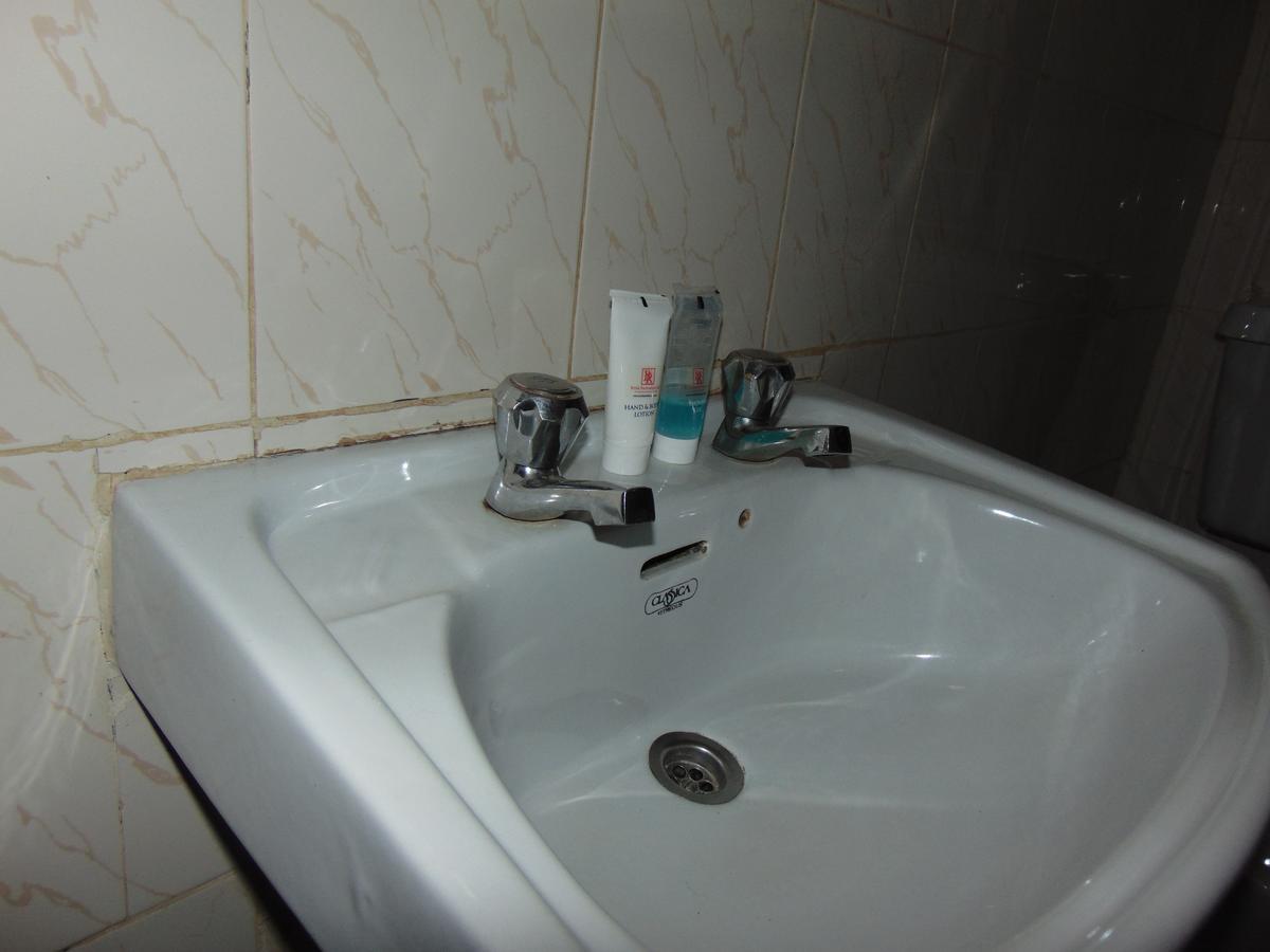 Brisk Hotel Triangle Njeru Экстерьер фото