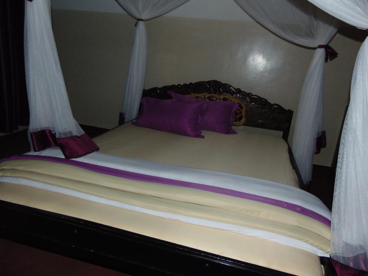 Brisk Hotel Triangle Njeru Экстерьер фото