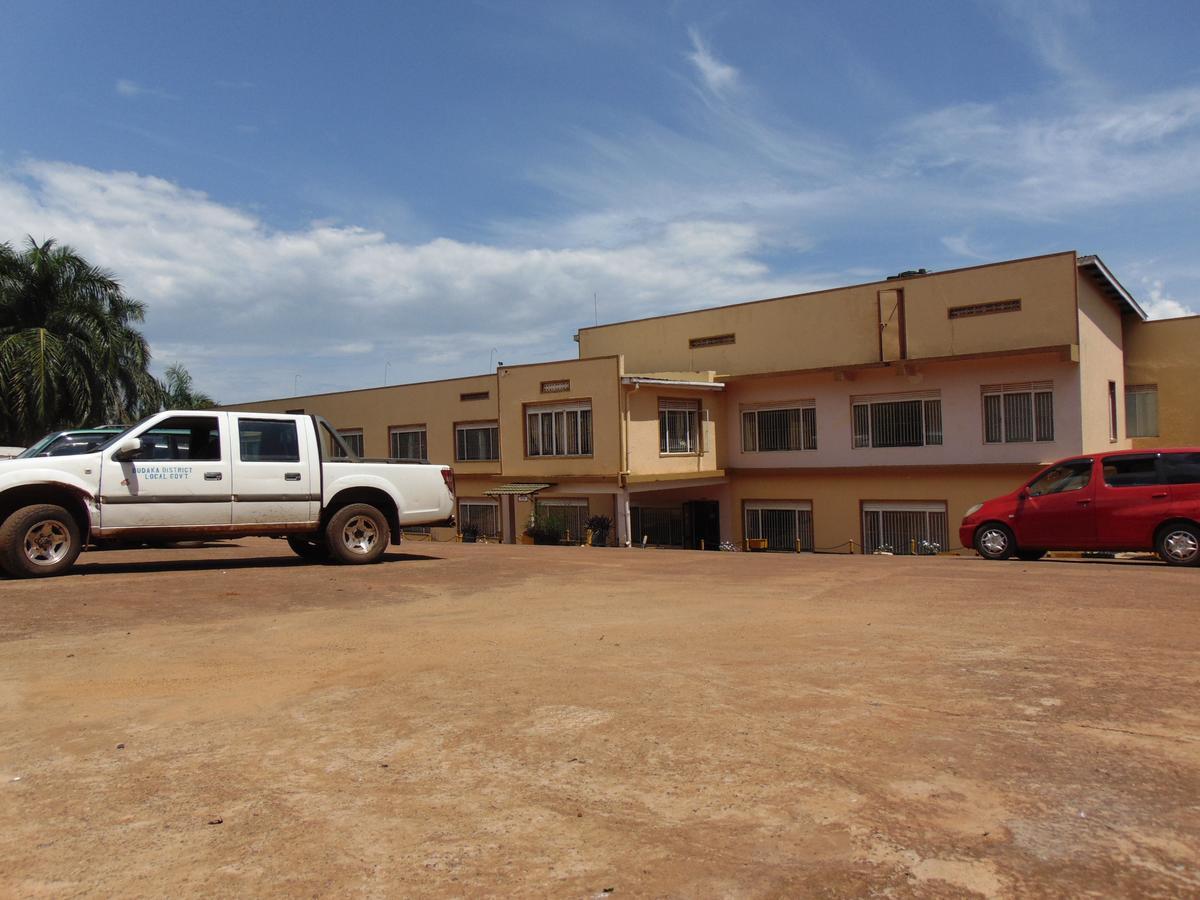 Brisk Hotel Triangle Njeru Экстерьер фото
