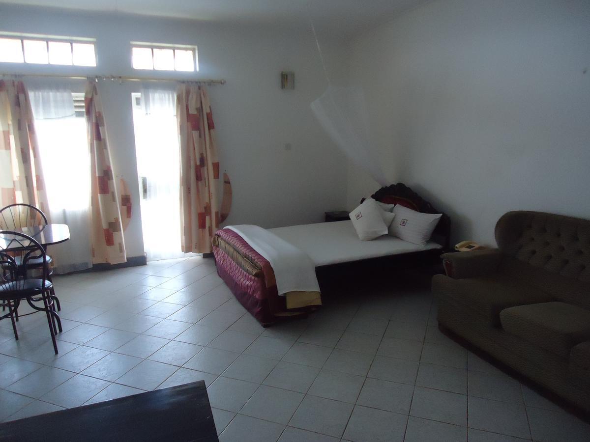 Brisk Hotel Triangle Njeru Экстерьер фото