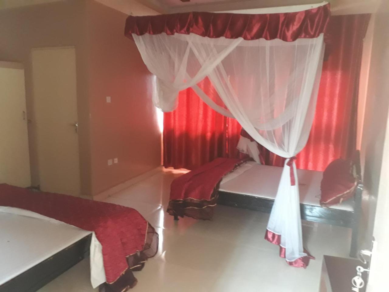 Brisk Hotel Triangle Njeru Экстерьер фото