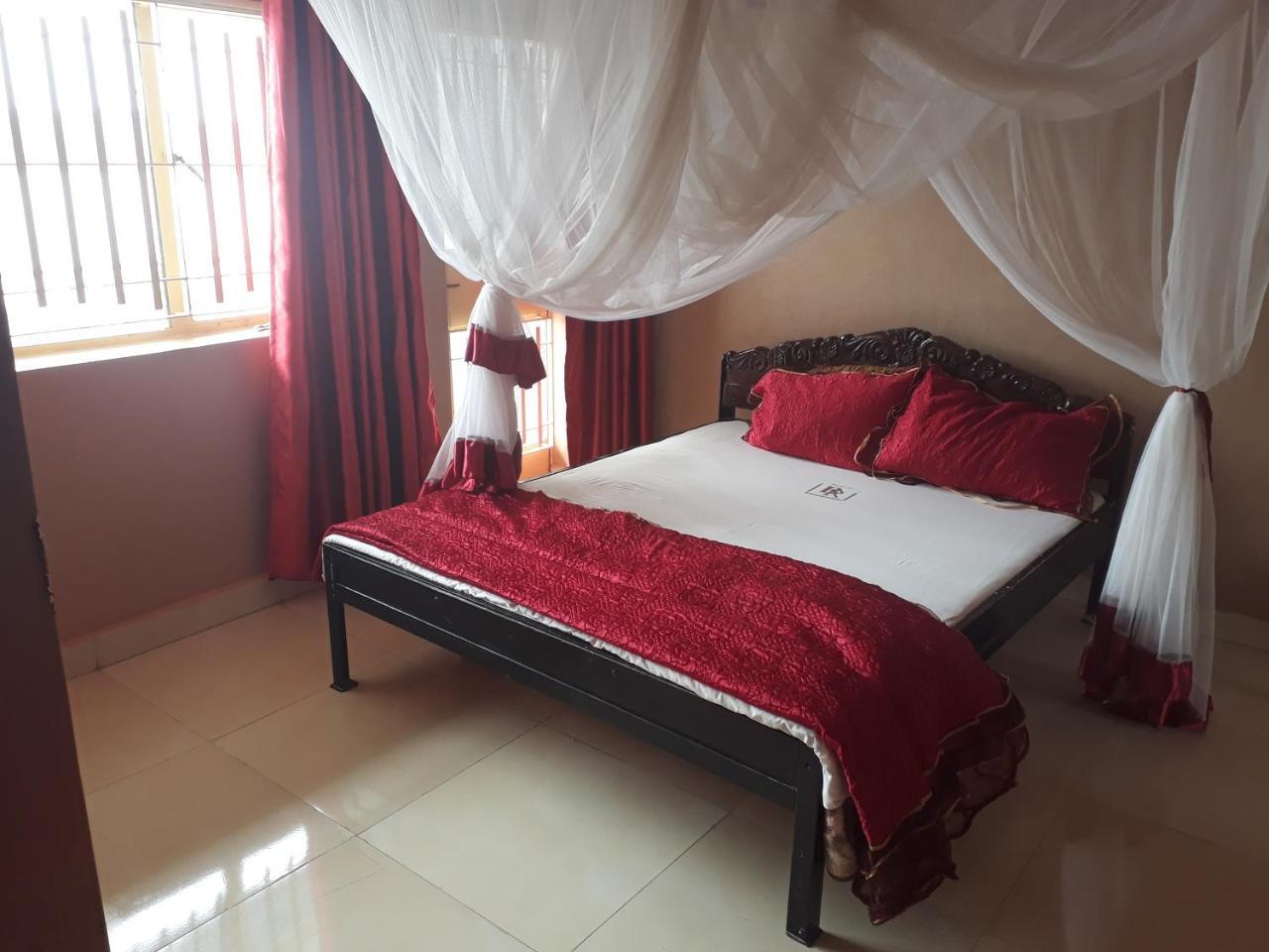 Brisk Hotel Triangle Njeru Экстерьер фото
