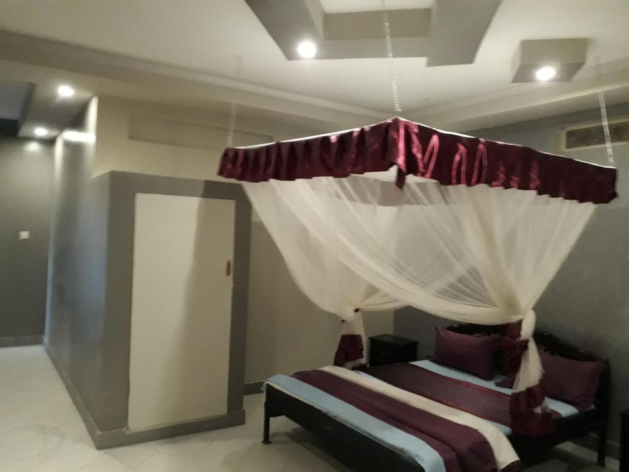 Brisk Hotel Triangle Njeru Экстерьер фото