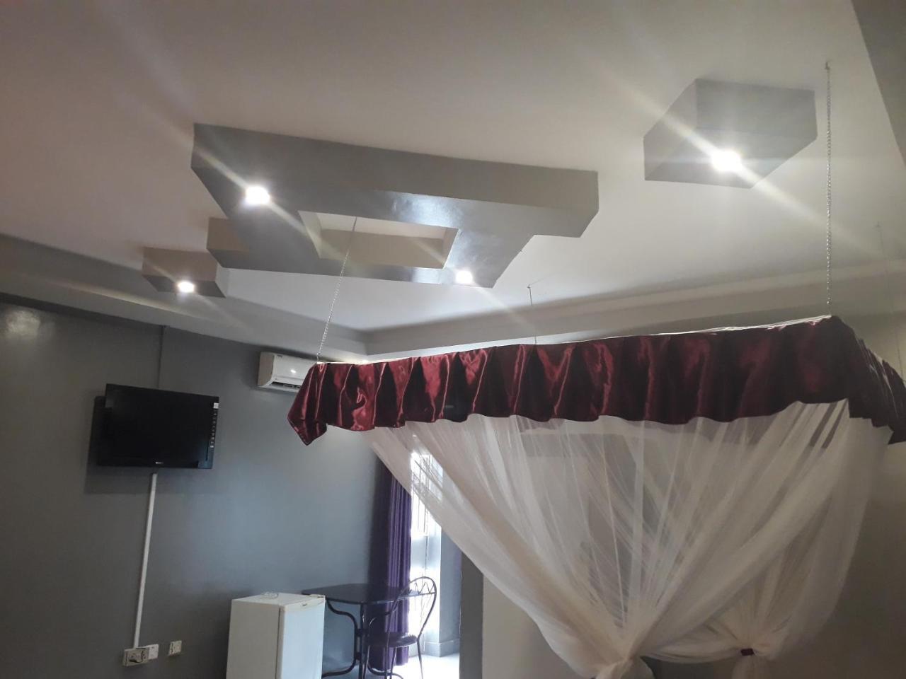 Brisk Hotel Triangle Njeru Экстерьер фото